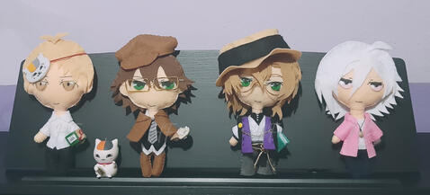 Handmade Dolls Foto de los muñecos de Natsume Takashi, Edogawa Ranpo, Yumeno Gentaro y Kujo Tenn, ordenados de izquierda a derecha.