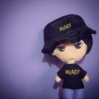 Foto del muñeco de Kamiya Hiroshi vestido con un sombrero y una camisa negras que tienen la palabra WAO!